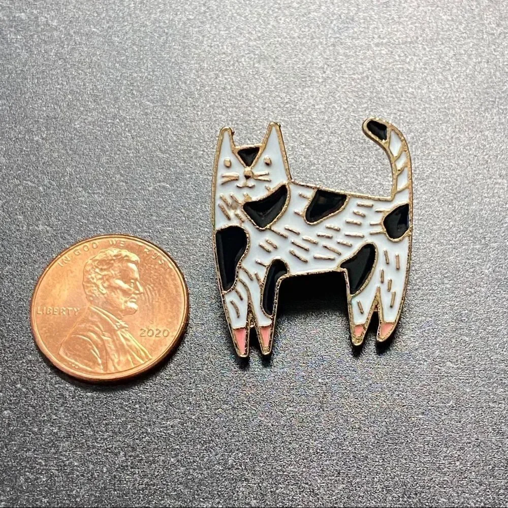 White & Black Kitty Enamel Pin/ Brooch